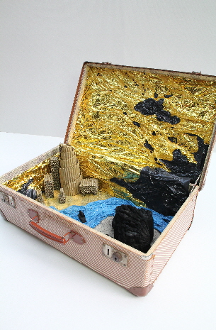 Heidrun Wettengl, One World, Mixed Material im Koffer, 52x60x46 cm, 2015